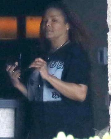 http://www.viviangist.com/janet-jackson-spotted-with-her-baby-bump