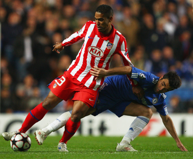 LONDON - OCTOBER 21: Deco of Chelsea battles with Cleber Santana of Atletico Madrid during the UEFA Champions League Group D match between Chelsea and Atletico Madrid at Stamford Bridge on October 21, 2009 in London, England. (Photo by Richard Heathcote/Getty Images)